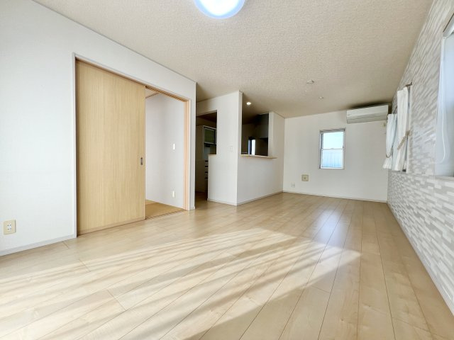 磐田市豊岡の居間・リビング|16.2帖のLDKは落ち着いた雰囲気。家族みんなが集まりやすいほど良い広さです。
