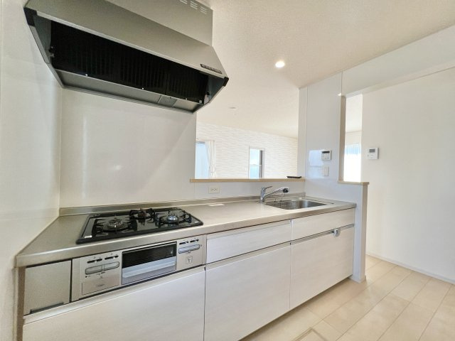 磐田市豊岡のキッチン|白を基調としたシステムキッチンは清潔感があり、収納力も豊富です。