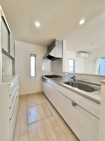 磐田市豊岡のキッチン|キッチン背面には収納カップボード付き！食器やカトラリーをスッキリと収納していただけ見た目もすっきりしますね♪