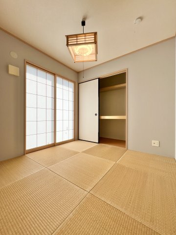 磐田市豊岡の和室|リビング横には4.5畳の和室がございます。突然の来客やお子様のお昼寝スペースとしてもお使いいただけます。
