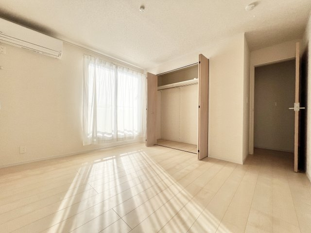 磐田市豊岡の洋室|7.5帖の洋室です。バルコニーに面したお部屋で明るい日差しが差し込みます。