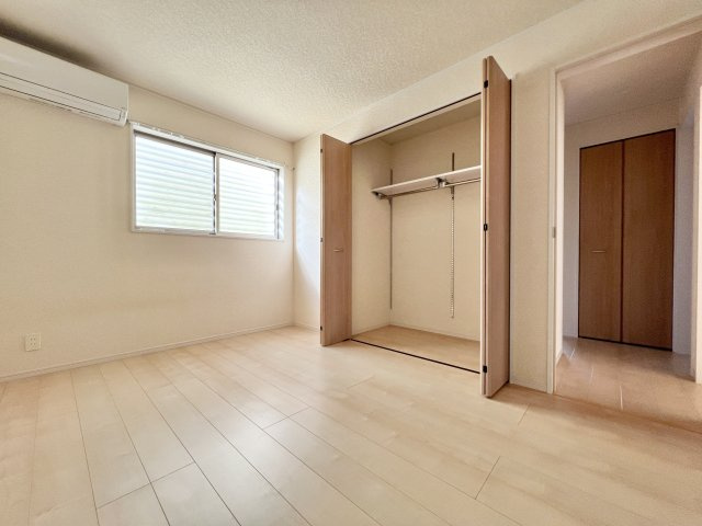 磐田市豊岡の洋室|6帖の洋室です。クローゼットが備わっていて荷物を収納でき、
いつでもお部屋がスッキリ片付きます。
