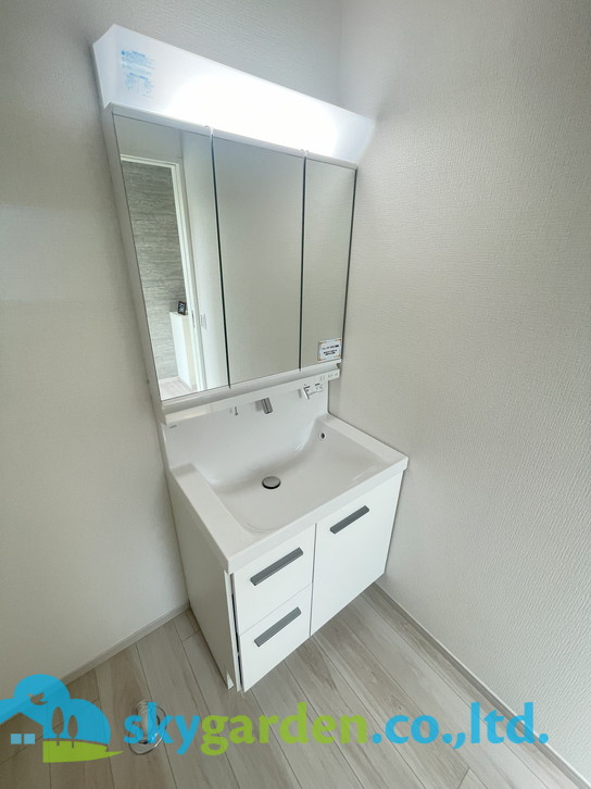 藤沢市鵠沼松が岡6期　新築戸建　全2棟1号棟の独立洗面台|朝の支度にも助かる、独立の洗髪洗面化粧台