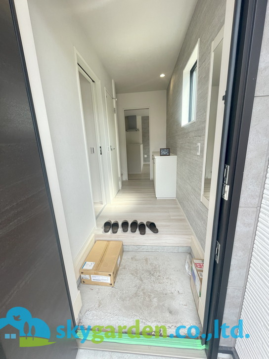 藤沢市鵠沼松が岡6期　新築戸建　全2棟1号棟の玄関|明るい玄関です