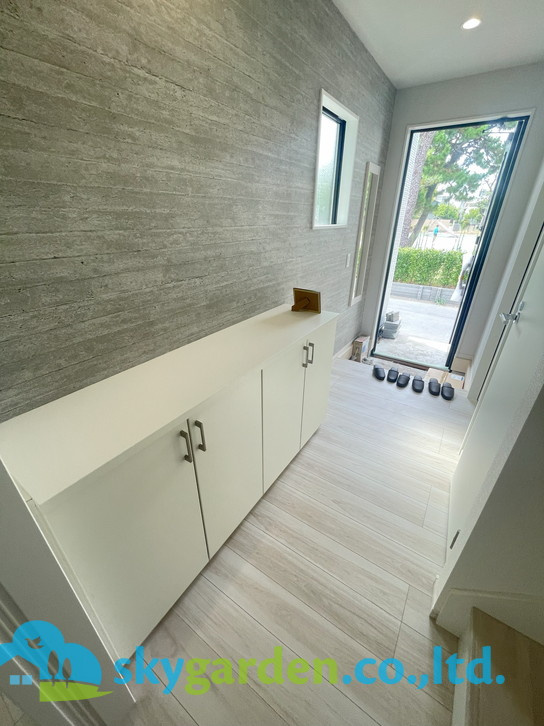 藤沢市鵠沼松が岡6期　新築戸建　全2棟1号棟の玄関|収納もある玄関です