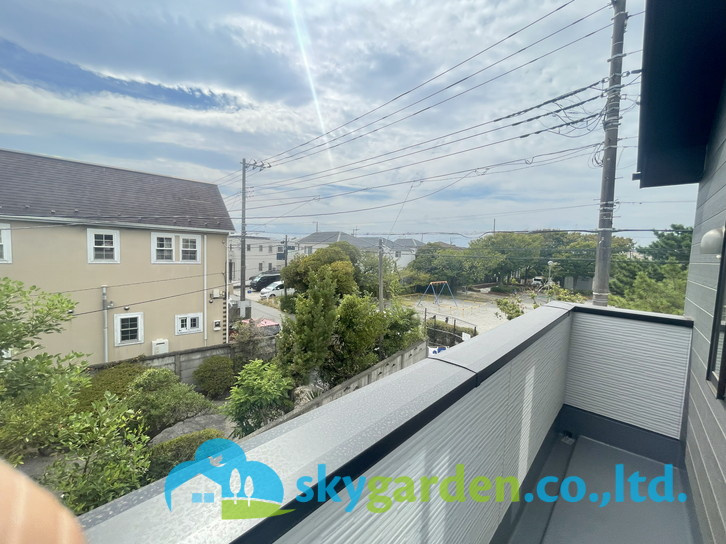 藤沢市鵠沼松が岡6期　新築戸建　全2棟1号棟のバルコニー|外からの目が気にならないバルコニーで洗濯物が干せます