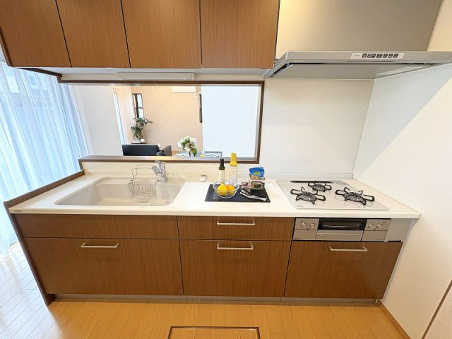 【キッチン】 | 西東京市東町5丁目　中古一戸建住宅　(保谷店) | 収納豊富なシステムキッチンで調理道具がスッキリと片付きます。※画像内の家具・小物類等は販売価格に含まれません。