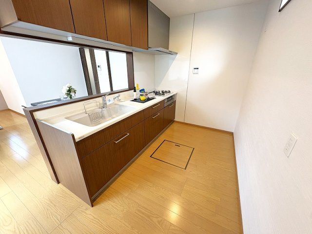 【キッチン】 | 西東京市東町5丁目　中古一戸建住宅　(保谷店) | 足元には調味料のストック置き場にも便利な床下収納付き。※画像内の家具・小物類等は販売価格に含まれません。