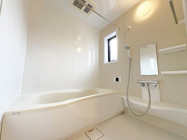 【浴室】 | 西東京市東町5丁目　中古一戸建住宅　(保谷店) | 1日の疲れを癒す広々としたバスルーム。浴室乾燥機が備わり、天候を気にせず洗濯物を干すことができます。