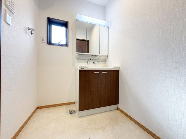【独立洗面台】 | 西東京市東町5丁目　中古一戸建住宅　(保谷店) | 洗面台には大きく見やすい三面鏡が付いているので、身支度がスムーズに行えます。