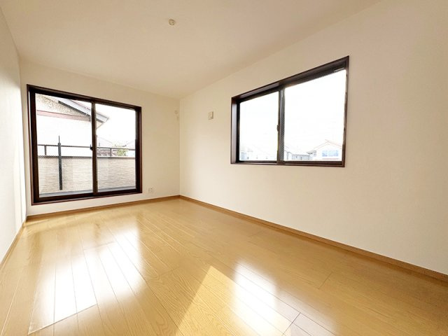 【寝室】 | 西東京市東町5丁目　中古一戸建住宅　(保谷店) | 2階7.5帖/バルコニーが設けられた開放感あるお部屋。