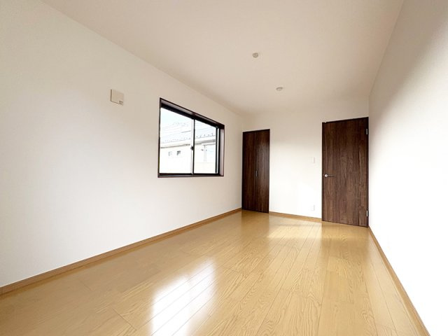 【寝室】 | 西東京市東町5丁目　中古一戸建住宅　(保谷店) | 2階7.5帖/2面採光で優しくお部屋を照らします。
