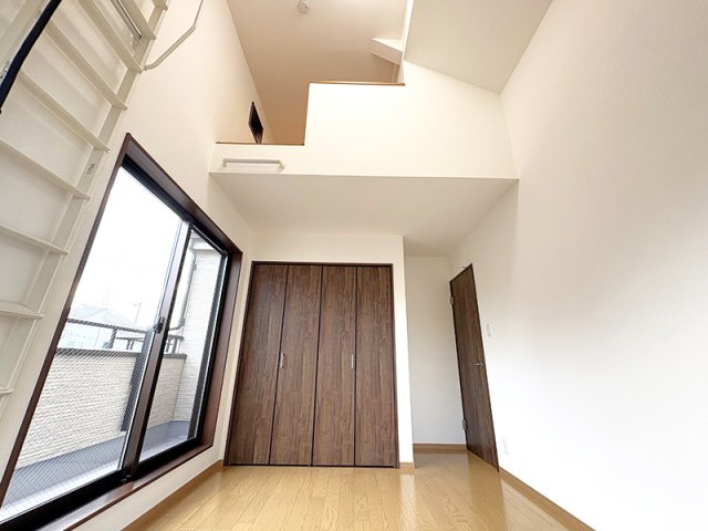 【洋室】 | 西東京市東町5丁目　中古一戸建住宅　(保谷店) | 2階6.3帖/ロフトが設置されている為、天井高で開放的な室内です。