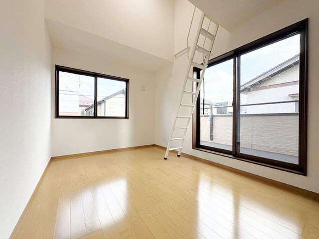 【洋室】 | 西東京市東町5丁目　中古一戸建住宅　(保谷店) | 2階6.3帖/大きな窓から差し込む光がお部屋を明るく照らします。