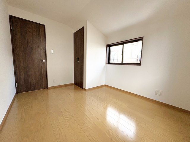 【子供部屋】 | 西東京市東町5丁目　中古一戸建住宅　(保谷店) | 2階5.1帖/シンプルな建具を使用した落ち着きある内装。