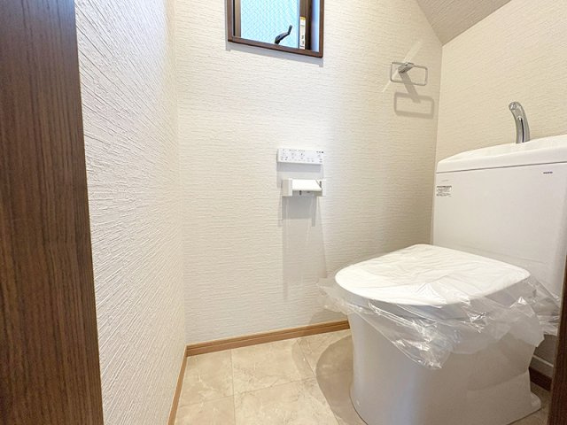 【トイレ】 | 西東京市東町5丁目　中古一戸建住宅　(保谷店) | 1階/温水洗浄機能付で清潔感のあるトイレ。