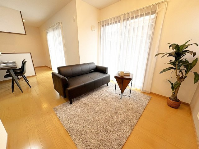 【居間・リビング】 | 西東京市東町5丁目　中古一戸建住宅　(保谷店) | ナチュラルな美しさを放つLDK15帖。※画像内の家具・小物類等は販売価格に含まれません。