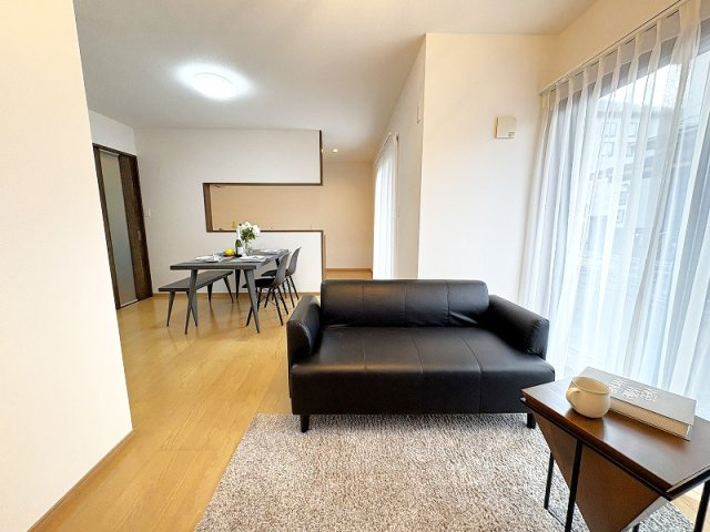 【居間・リビング】 | 西東京市東町5丁目　中古一戸建住宅　(保谷店) | 落ち着いた色味のクロスとフローリングでほっと一息つける空間。※画像内の家具・小物類等は販売価格に含まれません。