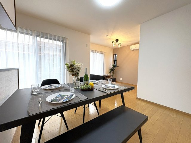 【居間・リビング】 | 西東京市東町5丁目　中古一戸建住宅　(保谷店) | 南に広く面している為、陽当たり良く開放的です！※画像内の家具・小物類等は販売価格に含まれません。