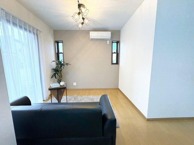 【居間・リビング】 | 西東京市東町5丁目　中古一戸建住宅　(保谷店) | 暮らしの中心となるリビングは、ご家族で心地良く過ごせる空間に。※画像内の家具・小物類等は販売価格に含まれません。