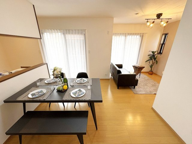 【居間・リビング】 | 西東京市東町5丁目　中古一戸建住宅　(保谷店) | 開放的な空間でゆったりとやすらぎに包まれた時をお過ごしください。※画像内の家具・小物類等は販売価格に含まれません。