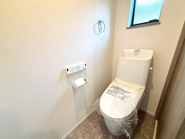 板橋区双葉町　新築戸建のトイレ|毎日使用する場所は、換気も出来るよう窓も完備！

ご内見希望・資料請求などお気軽にお問い合わせ下さい！
03-5990-5201