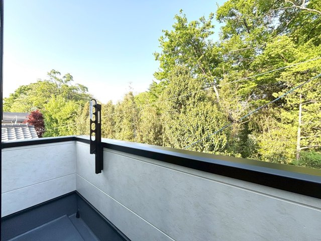 板橋区双葉町　新築戸建のバルコニー|大きな空に包まれて、太陽の光をたっぷりと浴びながら過ごす毎日は、自然と家族の笑顔で溢れます。

ご内見希望・資料請求などお気軽にお問い合わせ下さい！
03-5990-5201