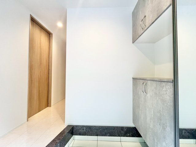 板橋区双葉町　新築戸建の玄関|玄関横にはシューズボックスがついているため、片付いた玄関がキープできます！

ご内見希望・資料請求などお気軽にお問い合わせ下さい！
03-5990-5201