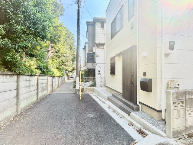 板橋区双葉町　新築戸建の前面道路含む現地写真|都市機能と自然が融合した価値ある住環境。

ご内見希望・資料請求などお気軽にお問い合わせ下さい！
03-5990-5201