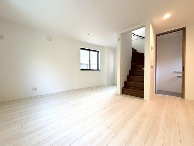 板橋区双葉町　新築戸建の居間・リビング|ご家族が自然と顔を会わせることで、コミュニケーションを育んでくれるリビングイン階段。

ご内見希望・資料請求などお気軽にお問い合わせ下さい！
03-5990-5201