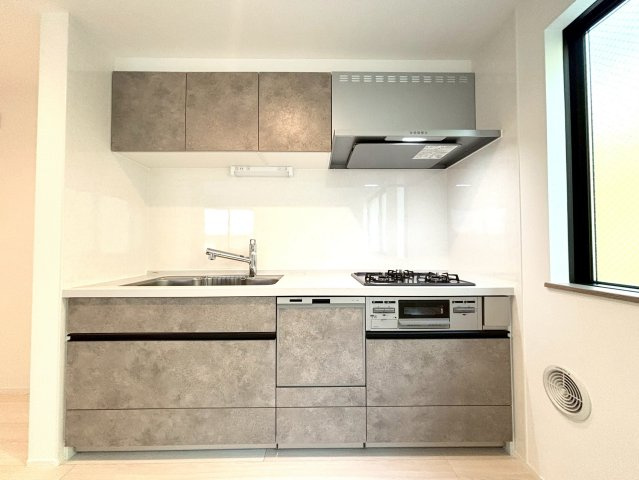 板橋区双葉町　新築戸建のキッチン|ビルトインタイプの食洗機付き！家事の時間と、手洗いに比べて使用水量も軽減します！

ご内見希望・資料請求などお気軽にお問い合わせ下さい！
03-5990-5201