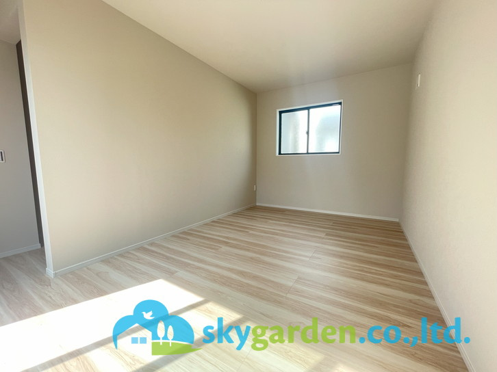 フジサワシクゲヌママツガオカキ　シンチクコダテ　ゼントウゴウトウの洋室|落ち着いた色調の洋室です