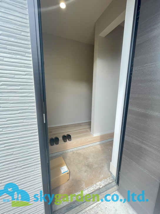 フジサワシクゲヌママツガオカキ　シンチクコダテ　ゼントウゴウトウの玄関|収納もある玄関です