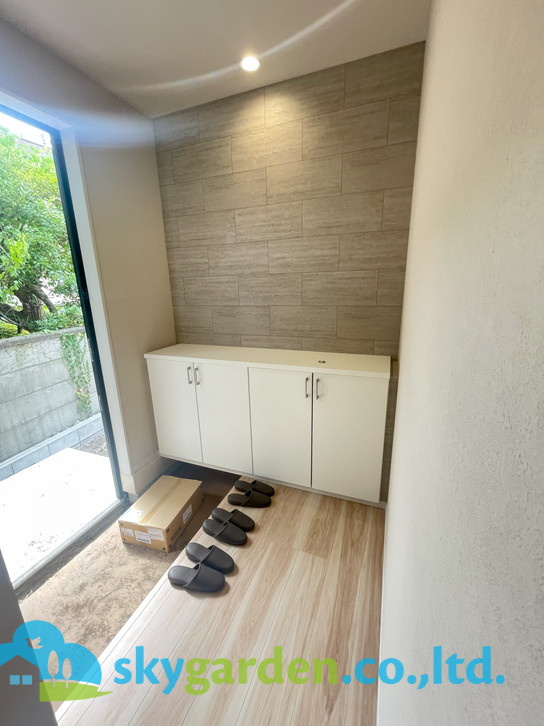 フジサワシクゲヌママツガオカキ　シンチクコダテ　ゼントウゴウトウの玄関|収納もある玄関です