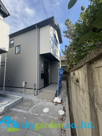 フジサワシクゲヌママツガオカキ　シンチクコダテ　ゼントウゴウトウの前面道路含む現地写真