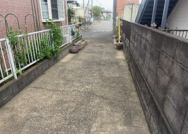 【外観】 | 家を建てる場合、方位は要チェックです。現実的に日当たりのよい家ならばリビングは南側、建築基準法でも北側に当たる家への配慮は求められています。土地を見学に行く際は、方位磁針を持って行くようにしましょう。