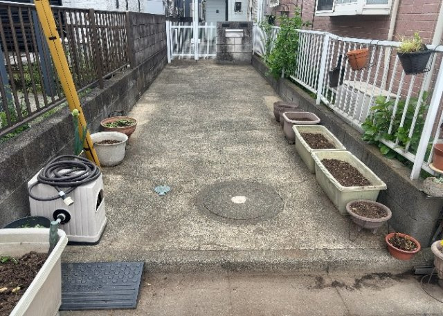 【外観】 | 現地に行くなら、物件の周囲の地形がどうなっているかを見ることも大切です。周辺より低くなっている土地では、大雨などで水が集まりやすいため、地盤が弱くなっているということも考えられるため、注意が必要です。