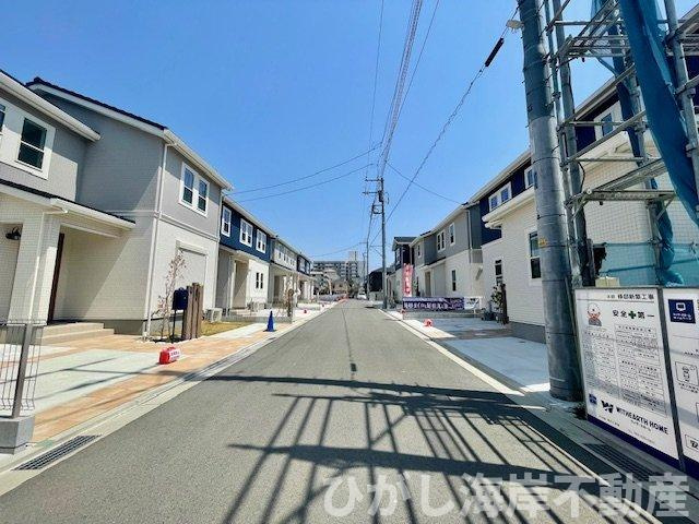 平塚市菫平　新築未入居戸建　　全8棟の前面道路含む現地写真|前面道路