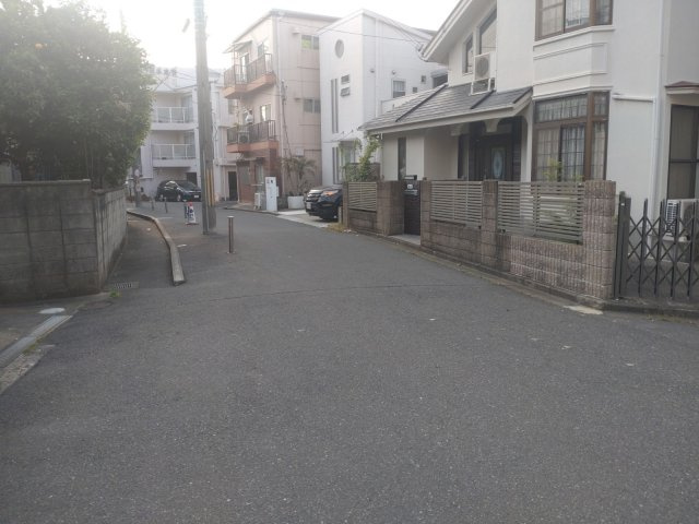 売土地　大東市北条1丁目（建築条件無し更地）の前面道路含む現地写真