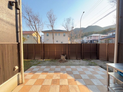 【庭】 | 室見が丘１丁目　戸建 | 庭とテラス、タイルデッキがおしゃれです。