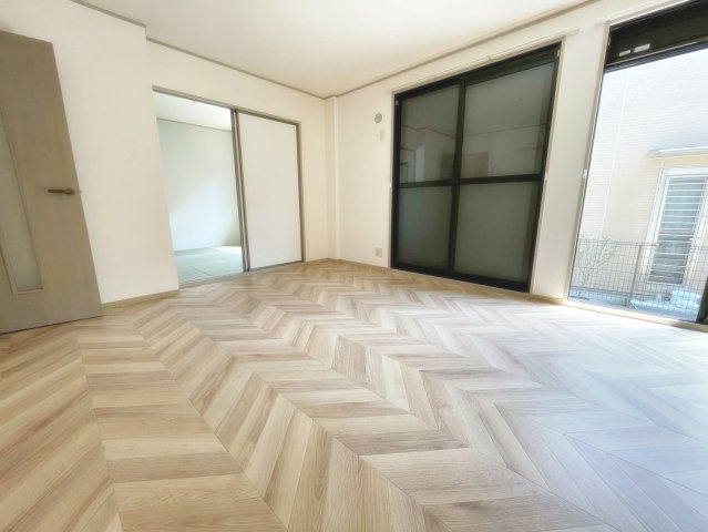 プリシエール山手壱番館の居間・リビング|こちらの居間で趣味の時間をお楽しみください