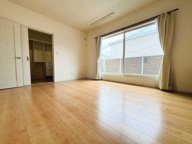 中古戸建　安八郡神戸町大字丈六道　平成27年築の洋室|奥行のあるクローゼットは収納方法自由自在。家族の成長に合わせた収納が可能です。