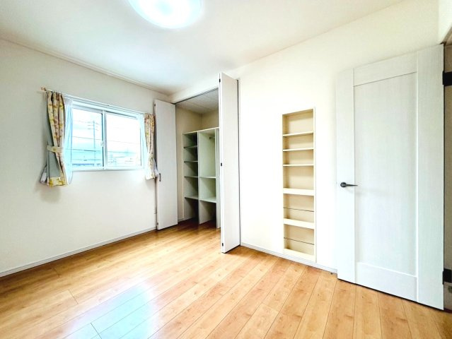 中古戸建　安八郡神戸町大字丈六道　平成27年築の洋室|クローゼットは収納方法自由自在。家族の成長に合わせた収納が可能です。