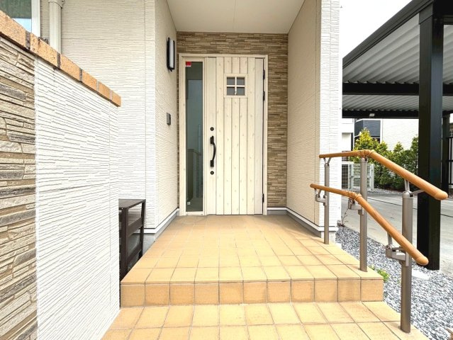 中古戸建　安八郡神戸町大字丈六道　平成27年築の玄関|玄関ドアの取っ手ハンドル部分にセンサーがついており、カード・シールタイプのキーで開け閉めができます