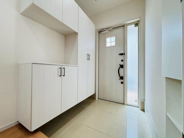 中古戸建　安八郡神戸町大字丈六道　平成27年築の玄関|大容量のシューズ収納付きで玄関周りもすっきり！玄関ドアからの光が玄関ホールを明るくしてくれます。