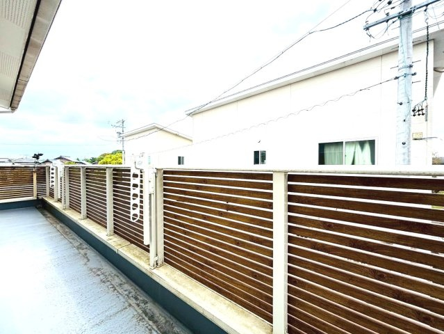 中古戸建　安八郡神戸町大字丈六道　平成27年築の駐車場|バルコニーは南向きで洗濯物もよく乾きます！強度と表面積硬度を持つFPRで防水しています。