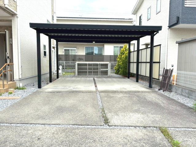 中古戸建　安八郡神戸町大字丈六道　平成27年築の駐車場|■カーポート