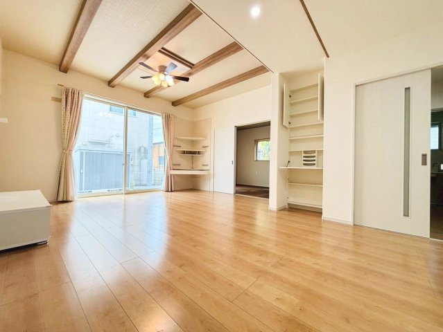 中古戸建　安八郡神戸町大字丈六道　平成27年築の居間・リビング|大きな窓がリビング全体に光と風を運びます。