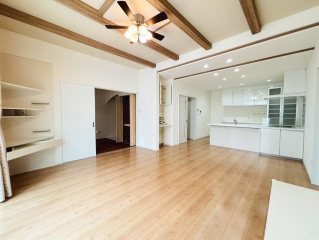 中古戸建　安八郡神戸町大字丈六道　平成27年築の居間・リビング