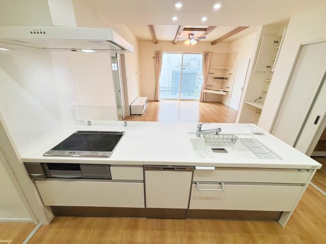 中古戸建　安八郡神戸町大字丈六道　平成27年築のキッチン|機能的なシステムキッチン。収納力に優れた大容量の引出でキッチン回りがスッキリ片付きます。